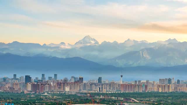 雪山下的成都市天际线 Chengdu skyline with snow capped mountains in Chengdu, China